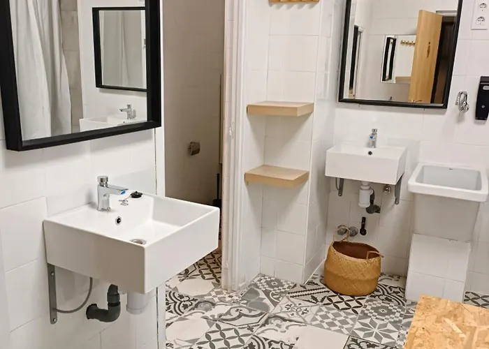 אכסניה Nomada - Surf & Pilgrim House *